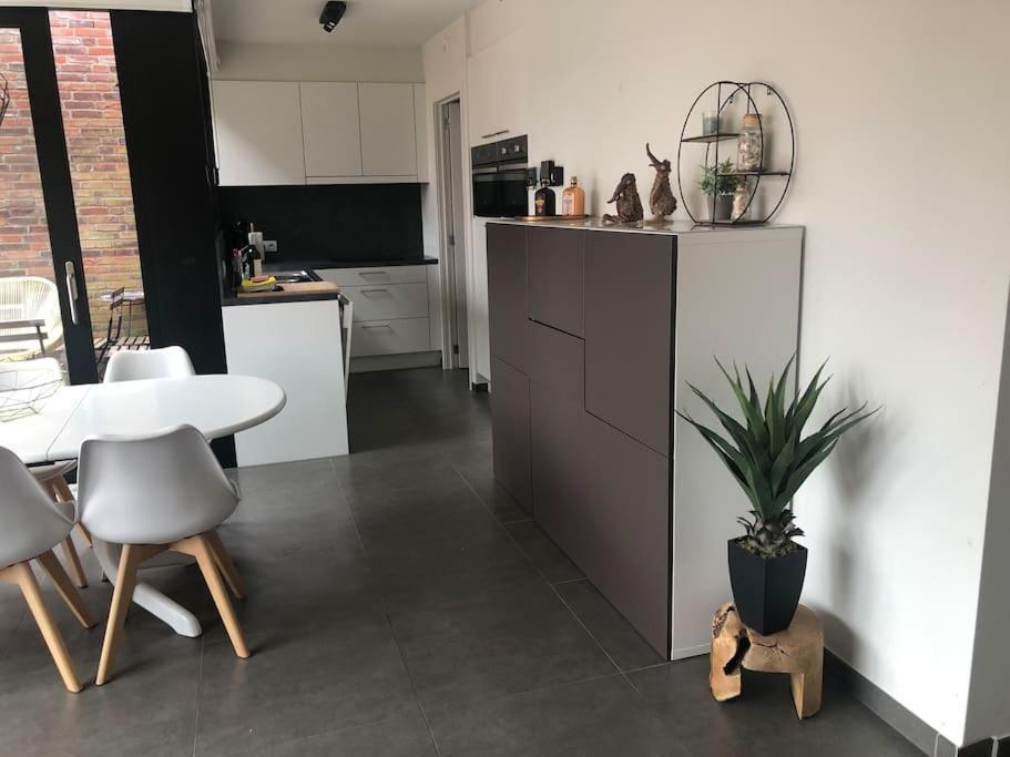 Hedendaags, Verzorgd Appartement Op Unieke Locatie オステンド エクステリア 写真
